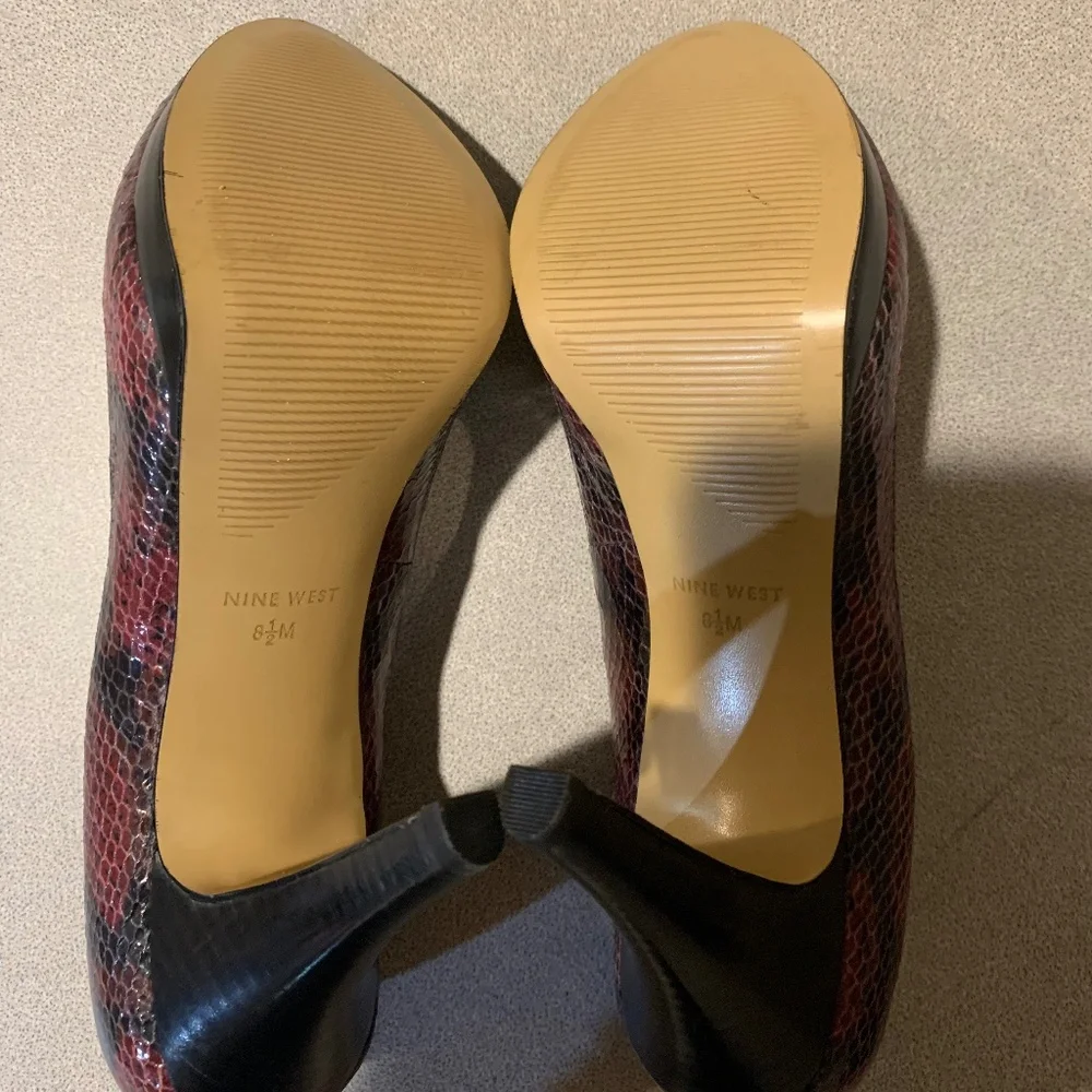 NWOB Burgundy/Black Snakeprint Leather Platform Pumps sz 8.5 M